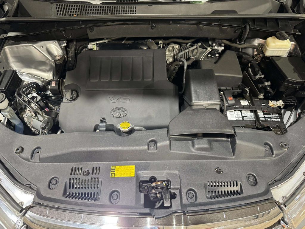 Used 2015 Silver Sky Metallic Toyota XLE V6 image 28