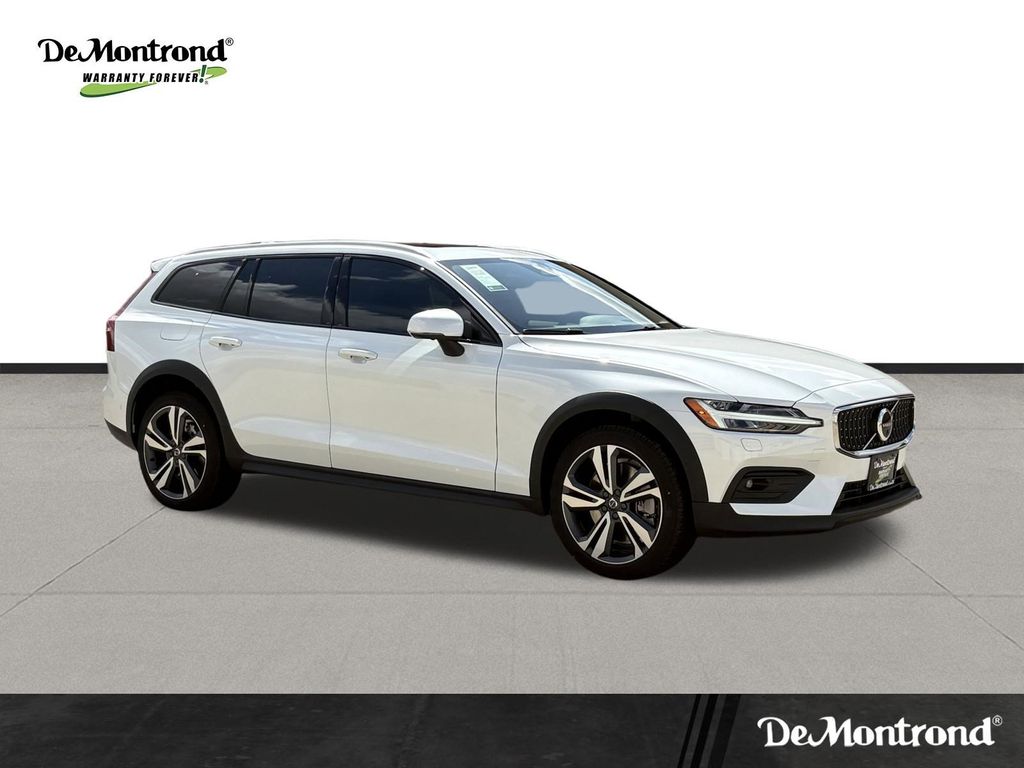 New 2026 Crystal White Volvo B5 Plus image 3