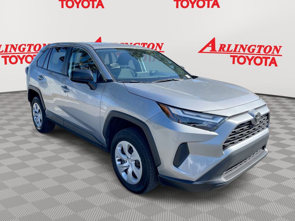 2025 Toyota RAV4 LE's photo