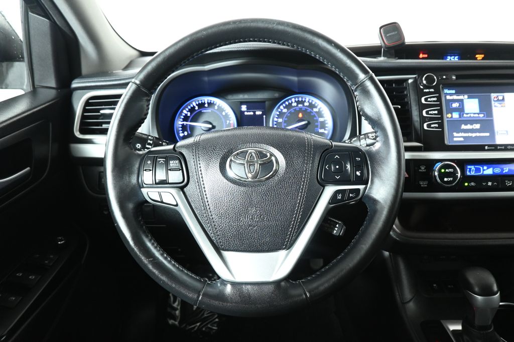 Thumbnail: 2018 Toyota Highlander - 16
