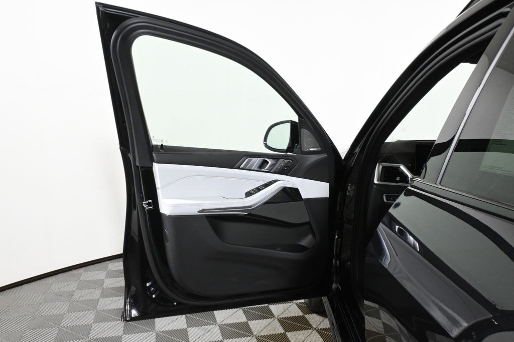 Thumbnail: 2027 BMW X7 - 28