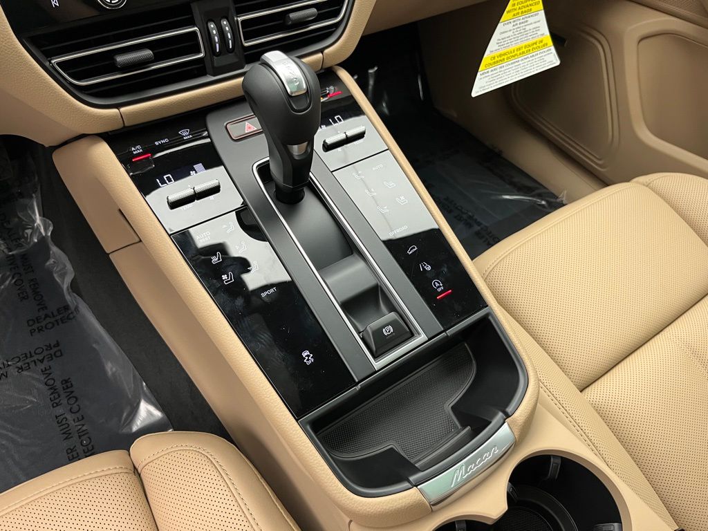 Thumbnail: 2025 Porsche Macan - 15