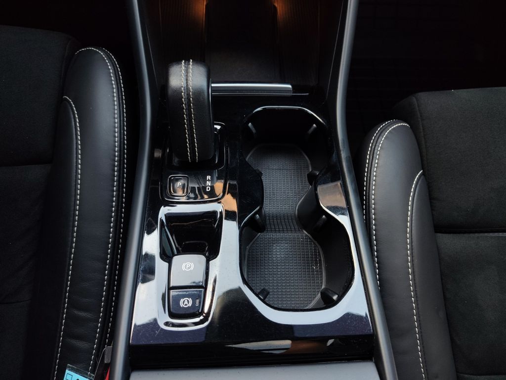 Used Car 2022 Volvo Xc40  R-design For Sale Under $30,000 In Austin, Texas