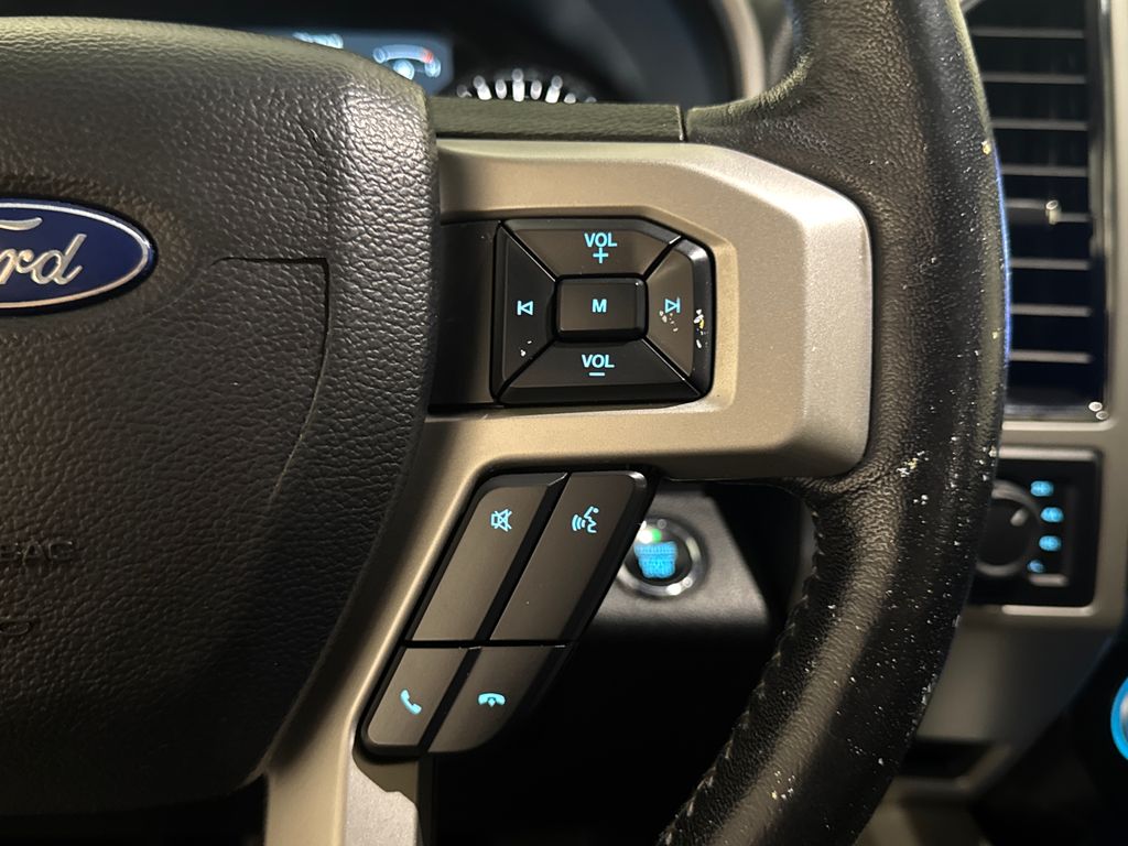 2019 White Platinum Clearcoat Metallic Ford F-150 Lariat 4X4 Truck