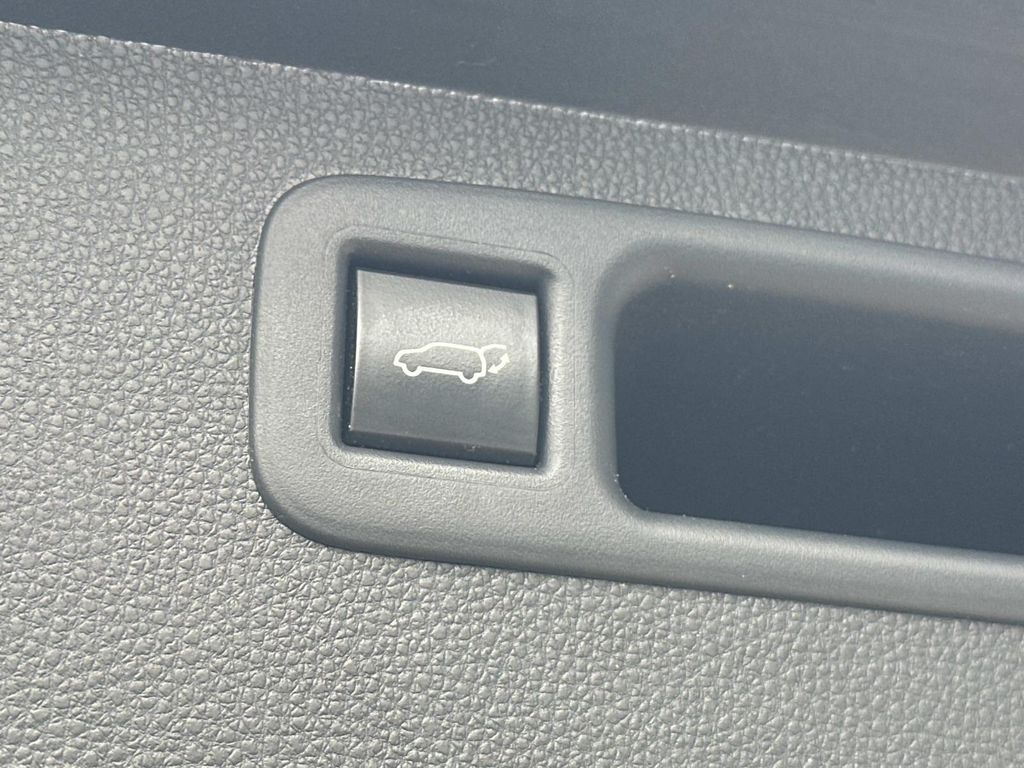 Thumbnail: 2021 Toyota Highlander - 25