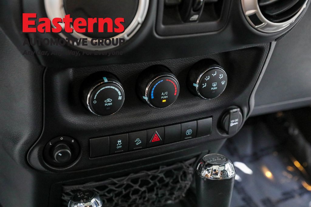 Used 2018 White Jeep Unlimited Sahara image 21