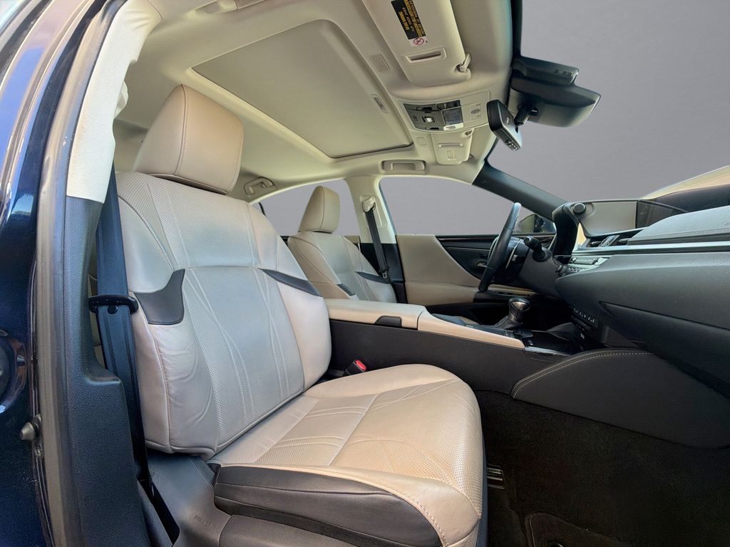 Thumbnail: 2020 Lexus ES - 16