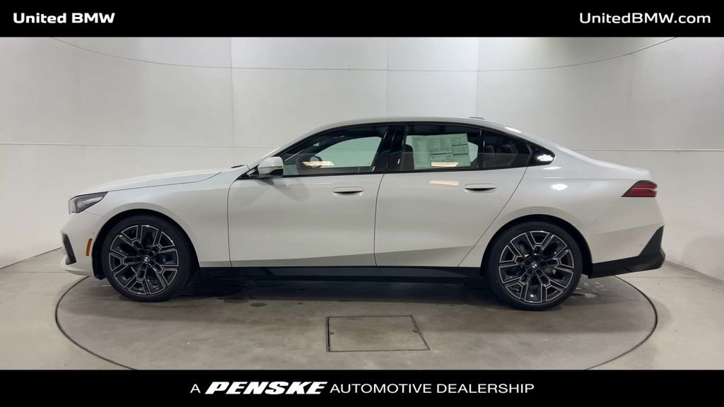 Thumbnail: 2026 BMW 5 Series - 5