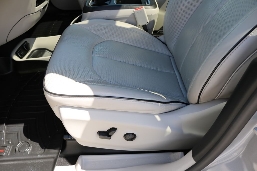 Used Car 2018 Chrysler Pacifica Hybrid  Limited For Sale Under $25,000 In Austin, Texas