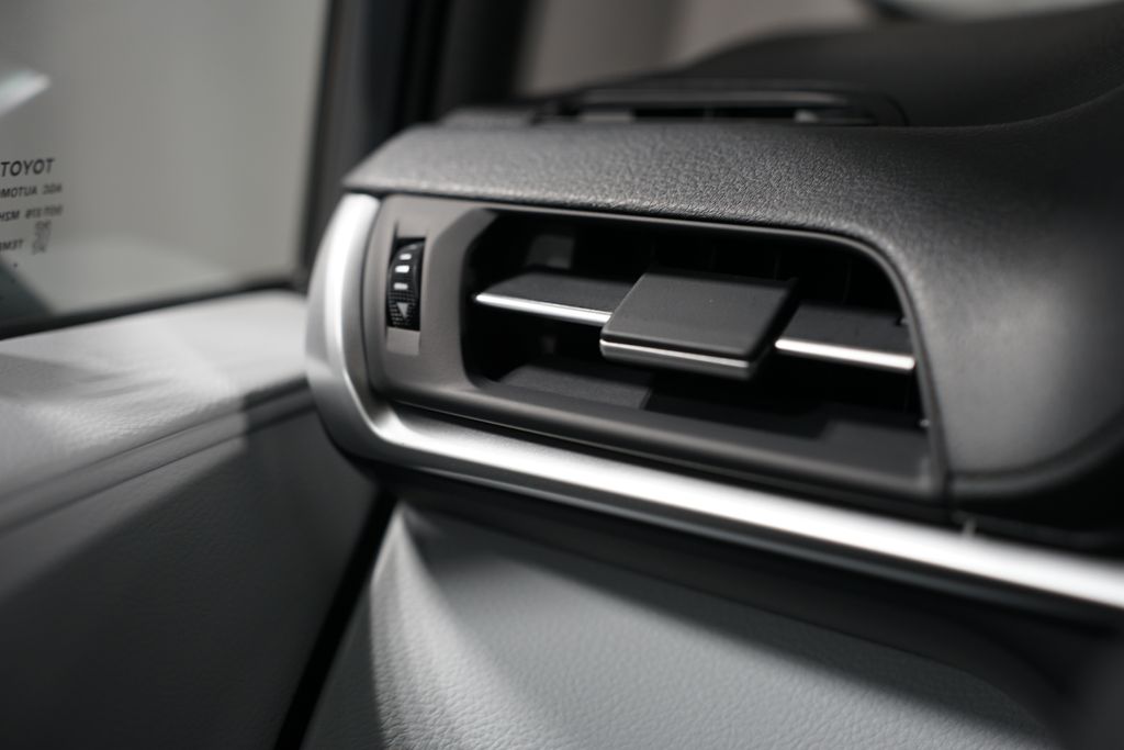2025 Toyota Sienna XLE 25
