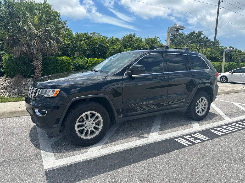 Used 2020 Diamond Black Crystal Pearlcoat Jeep Laredo E image 11