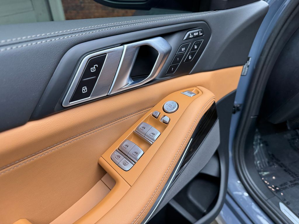 Certified Used 2025  BMW xDrive40i image 12