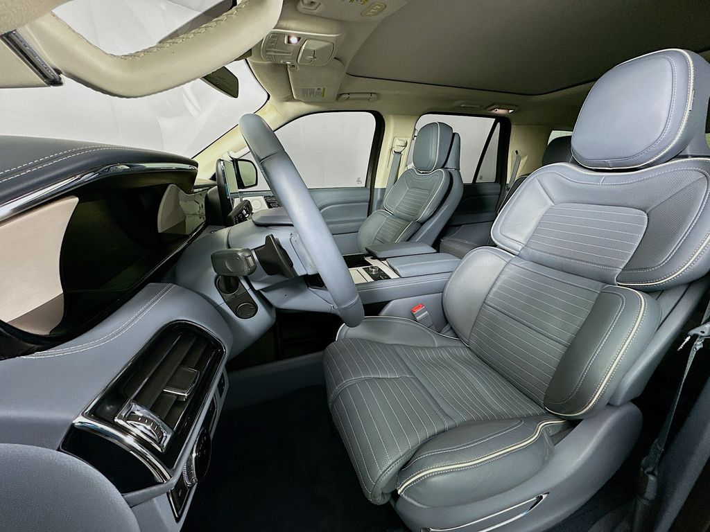 Thumbnail: 2020 Lincoln Navigator L - 21