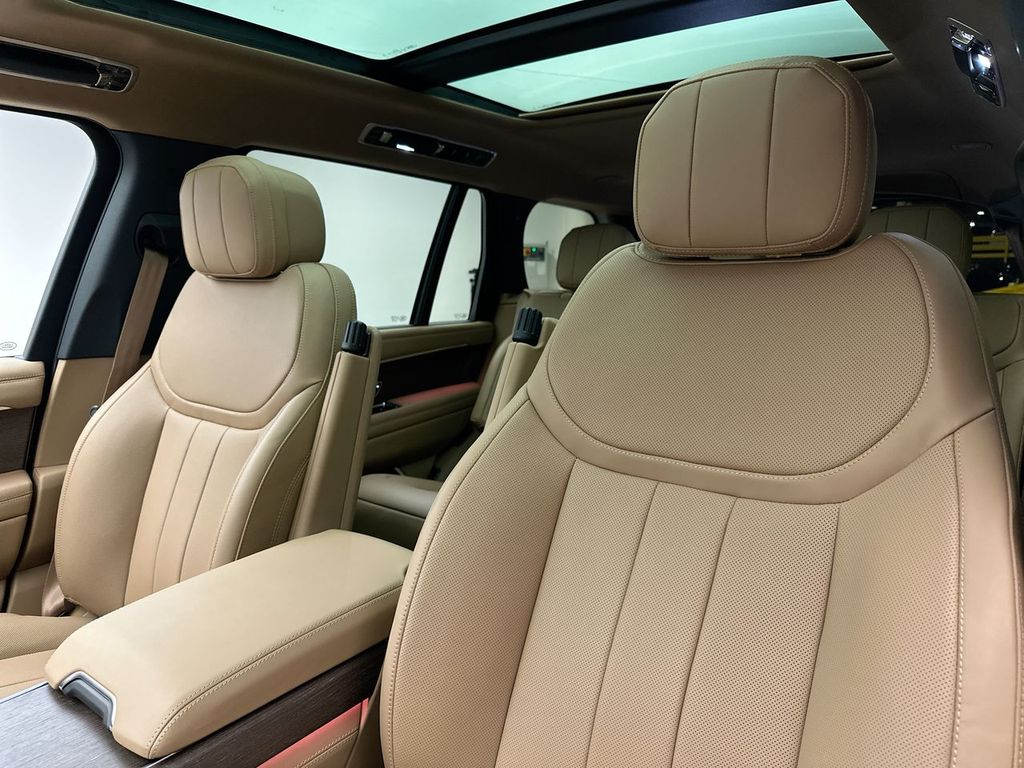 2025 Land Rover Range Rover SE 9