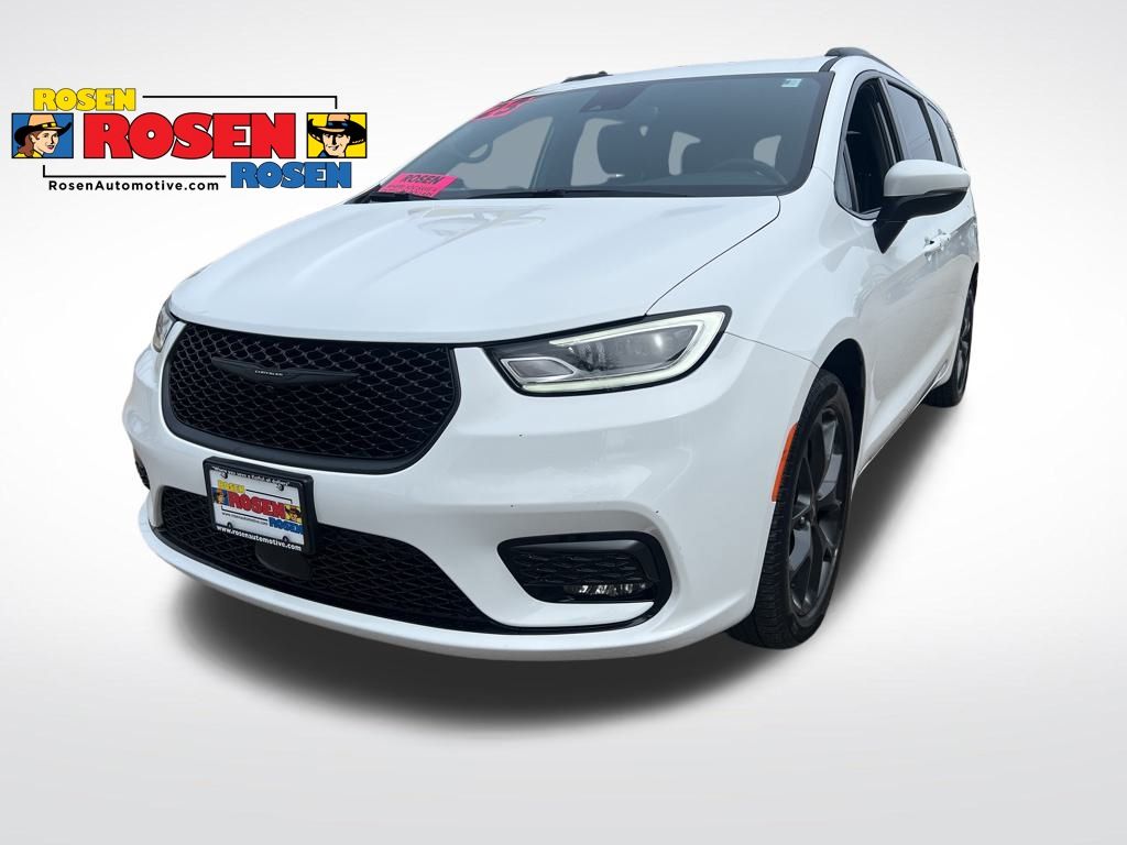 The 2023 Chrysler Pacifica Touring L photos