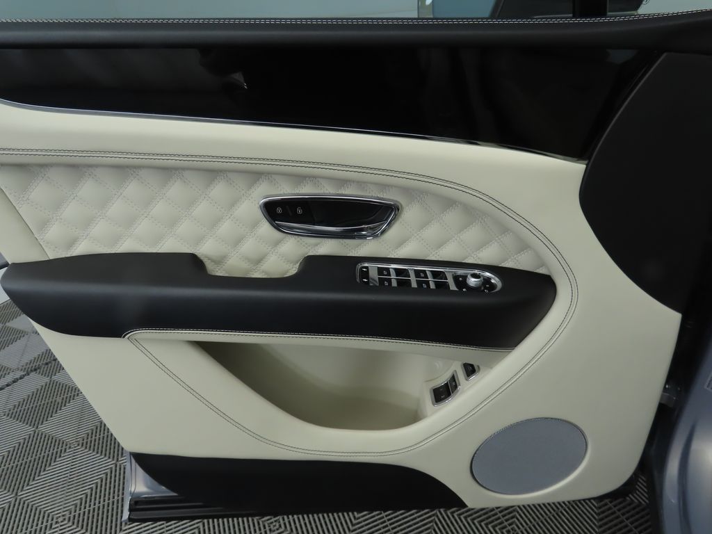 Thumbnail: 2022 Bentley Bentayga - 25