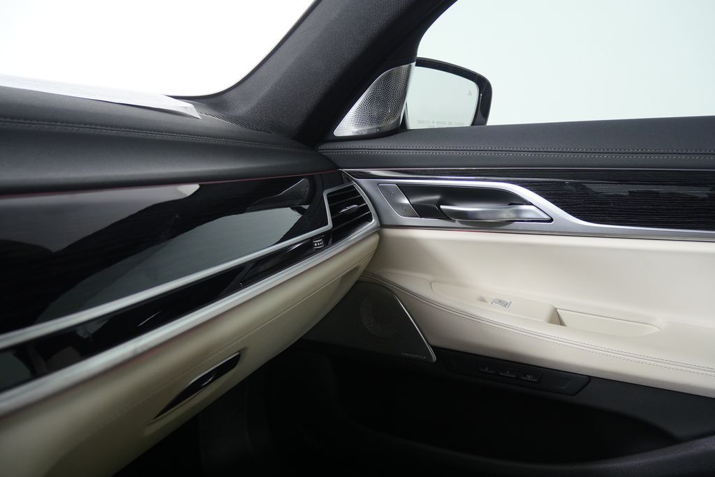 Thumbnail: 2022 BMW 7 Series - 29