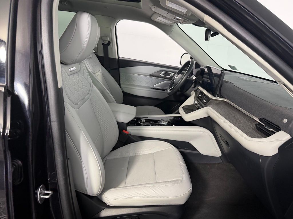 Used 2025 Black Metallic Ford Platinum image 30