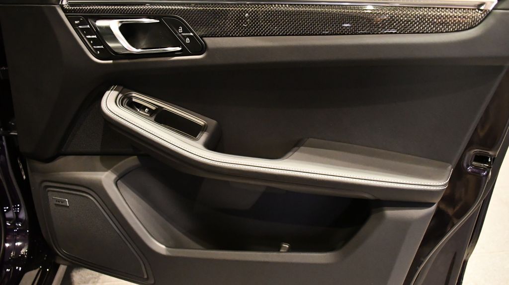 Thumbnail: 2026 Porsche Macan - 25