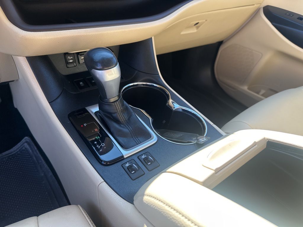 Used Car 2019 Toyota Highlander  Xle For Sale Under $25,000 In Austin, Texas