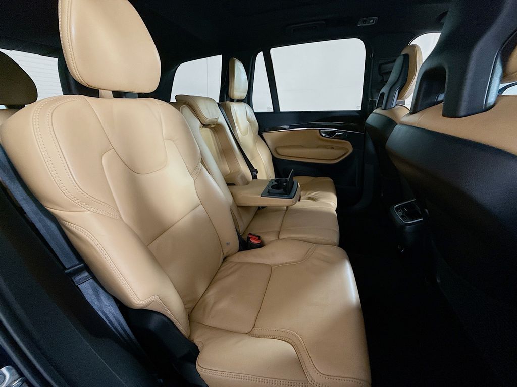 2017 Volvo XC90 T6 Momentum 28