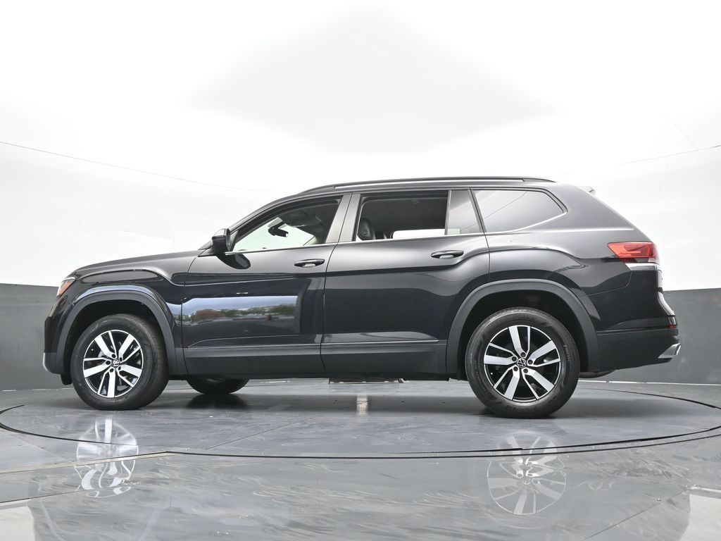 Used 2022 Deep Black Volkswagen 2.0T SE image 58