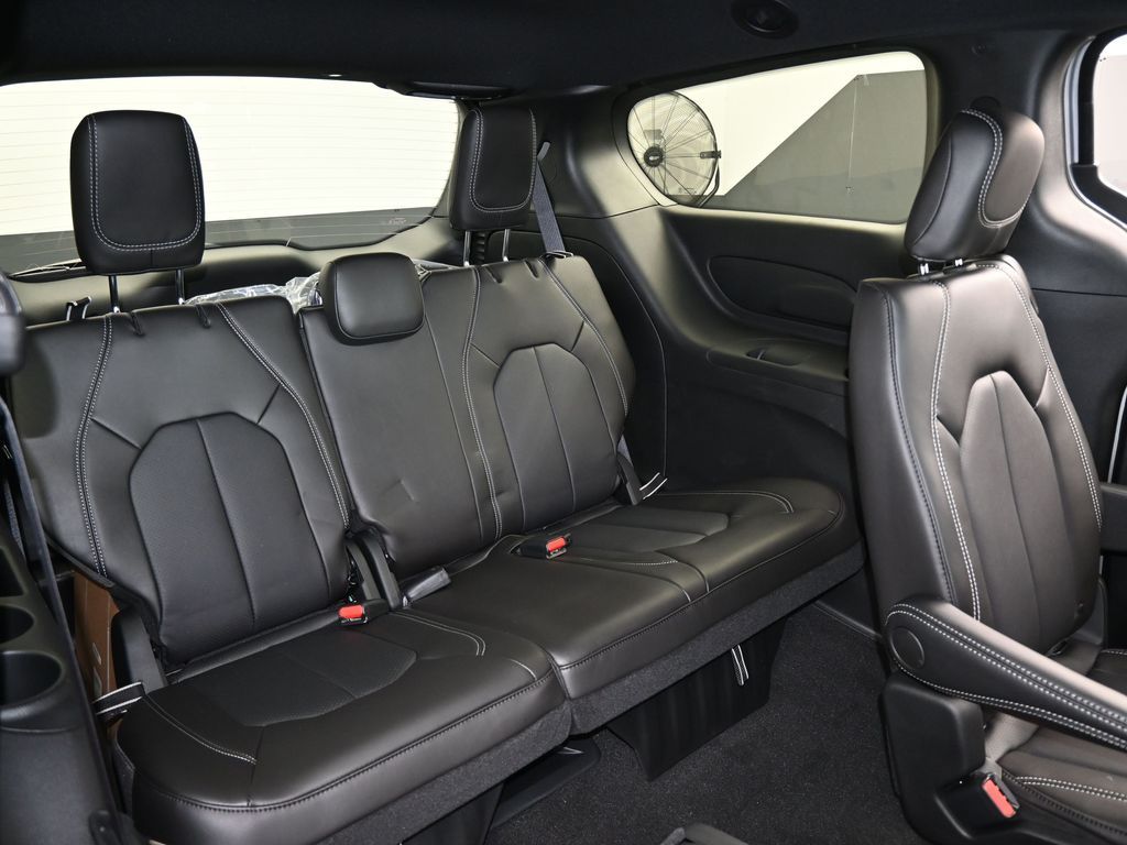 New 2026 Silver Mist Clearcoat Chrysler LX image 39