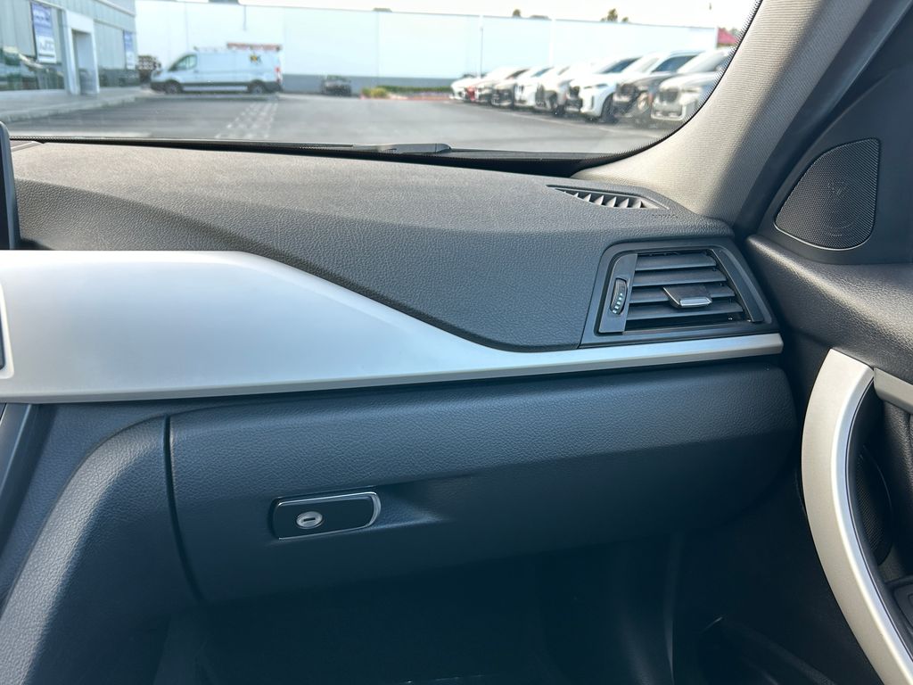 2013 BMW 3 Series 320i 24