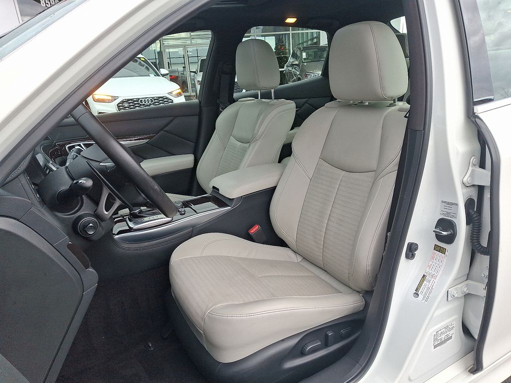 Thumbnail: 2015 INFINITI Q70 - 13