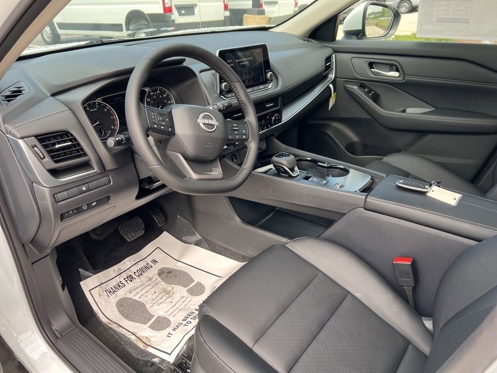 2025 Everest White Pearl Nissan Rogue SV FWD SUV