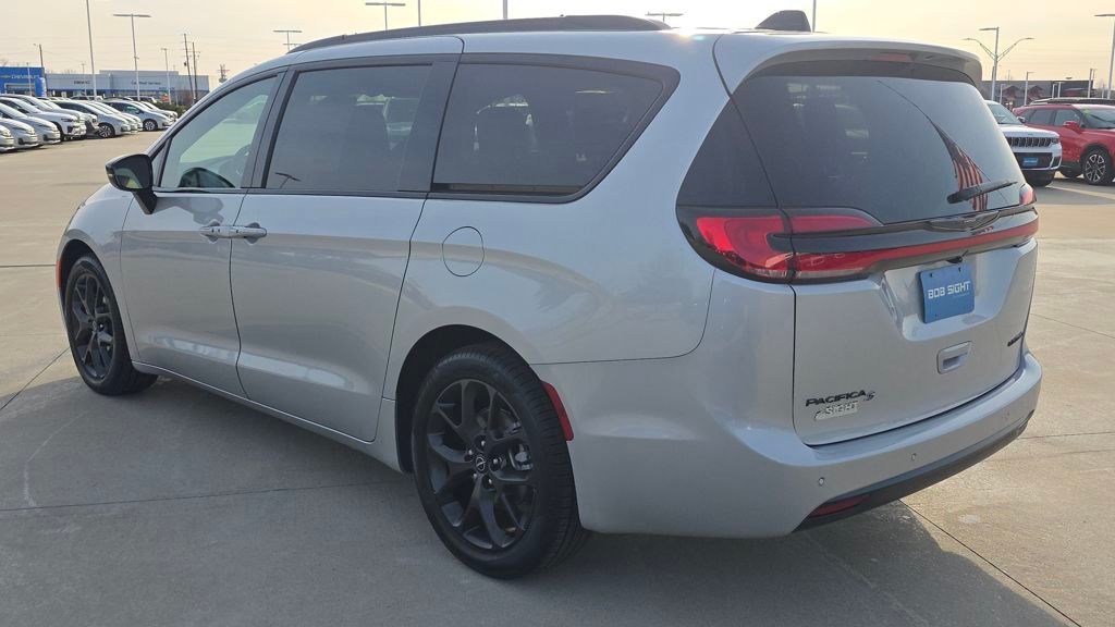 View vehicle photo 3