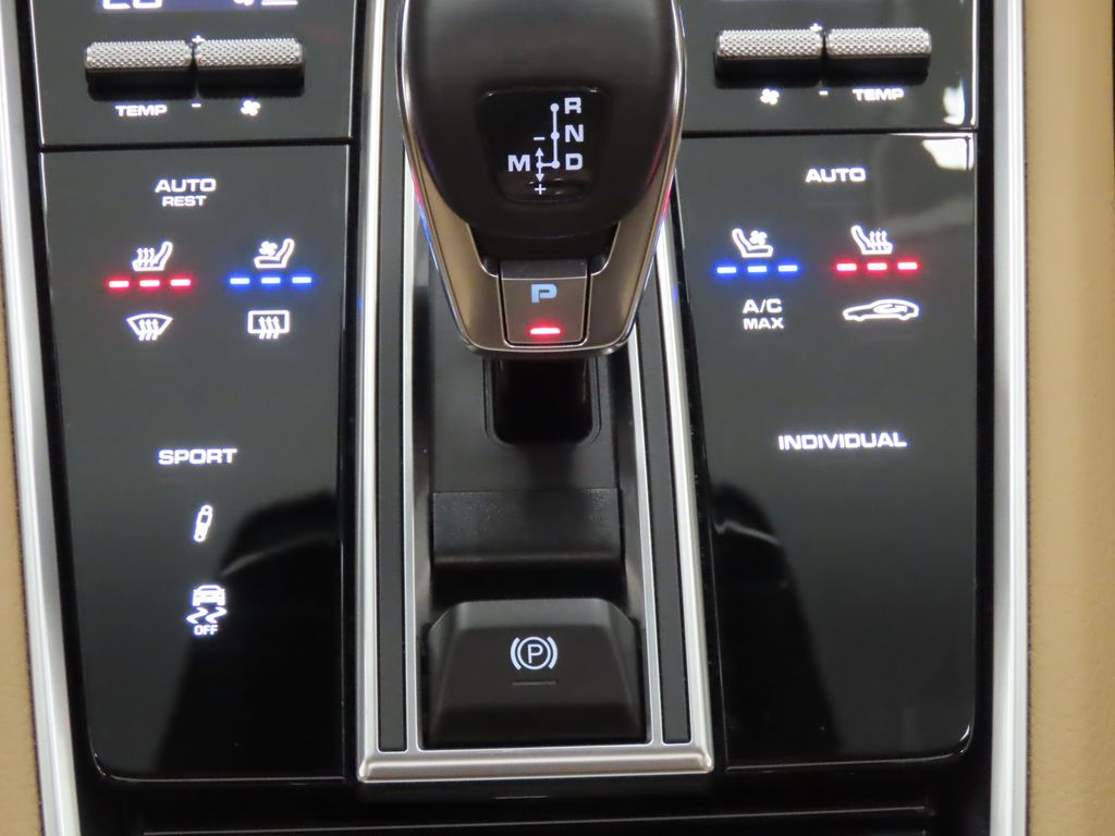 Thumbnail: 2023 Porsche Panamera - 26