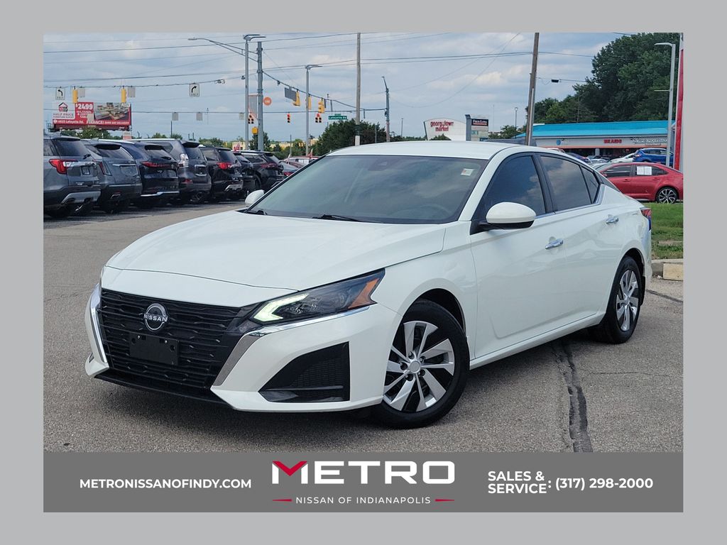 Glacier White 2023 Nissan Altima Sedan Front-Wheel Drive Continuously Variable Transmission