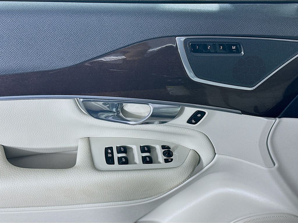 Used 2019 Blue Volvo T6 Momentum image 25