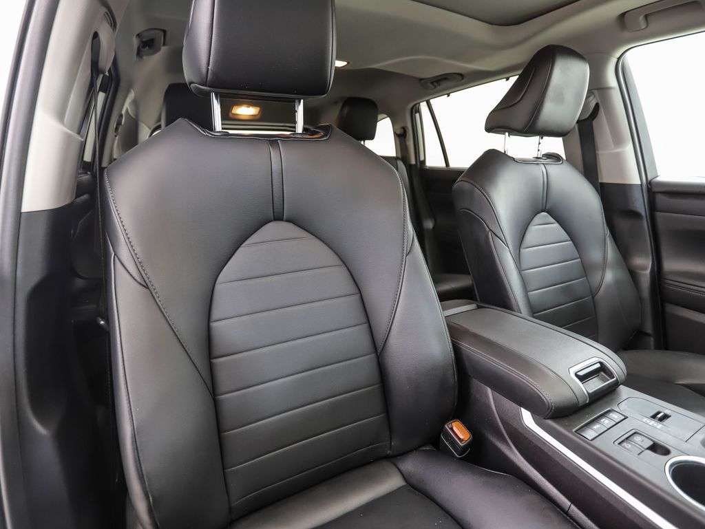 2021 Toyota Highlander XLE 32
