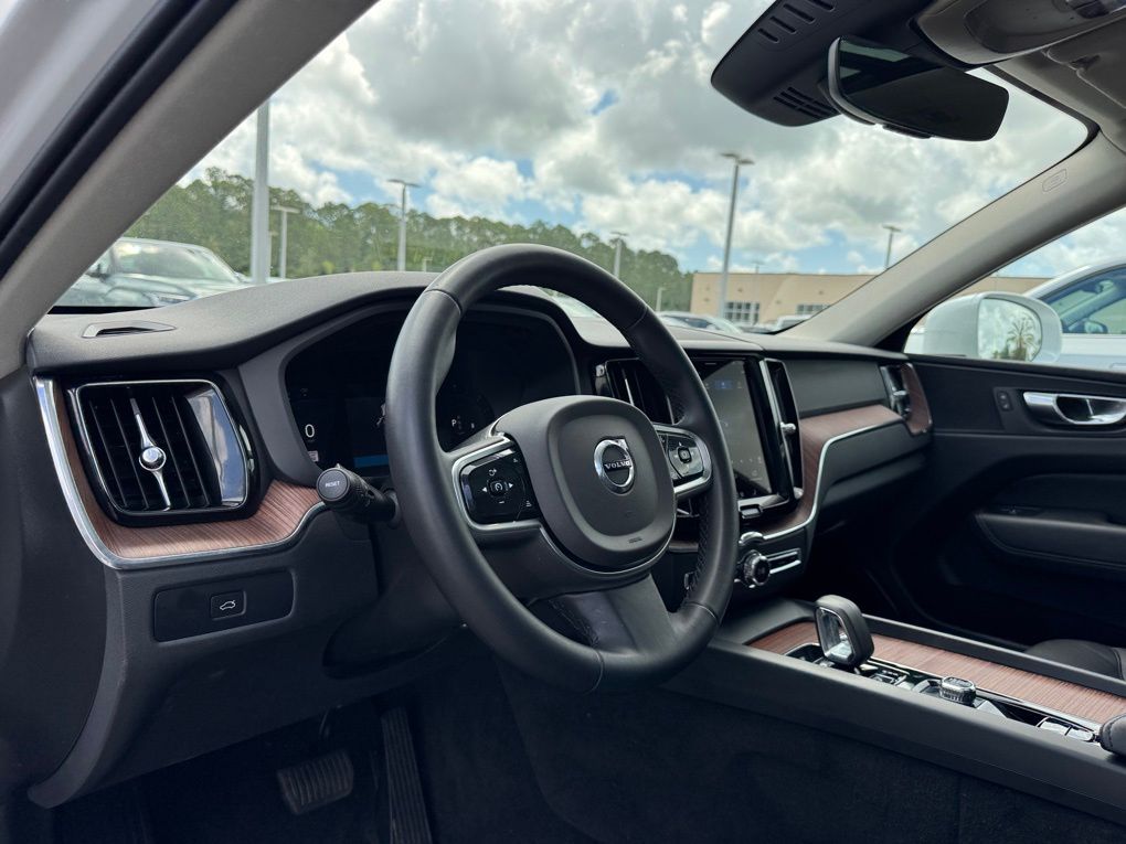 2023 Volvo XC60 B5 Plus photo 31