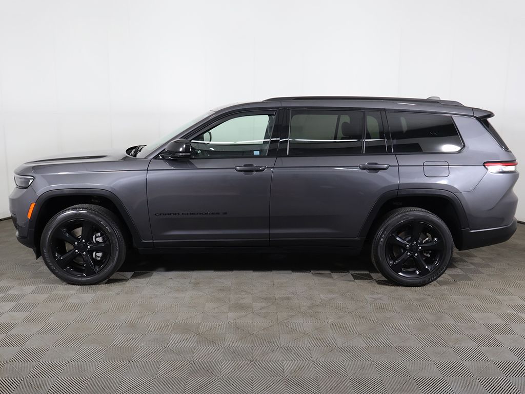 Used 2023 Gray Jeep Altitude image 18