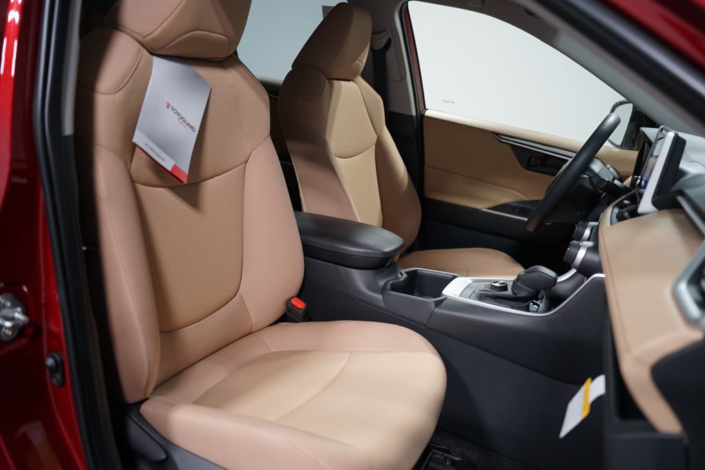 2025 Toyota RAV4 LE 26