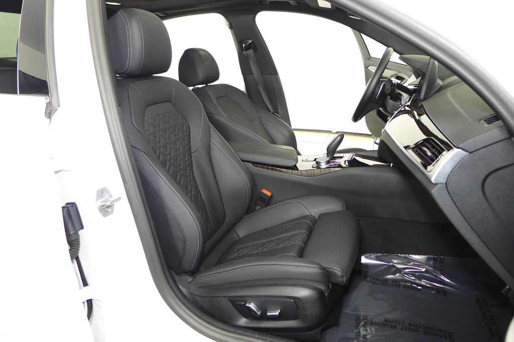 Thumbnail: 2023 BMW 5 Series - 18