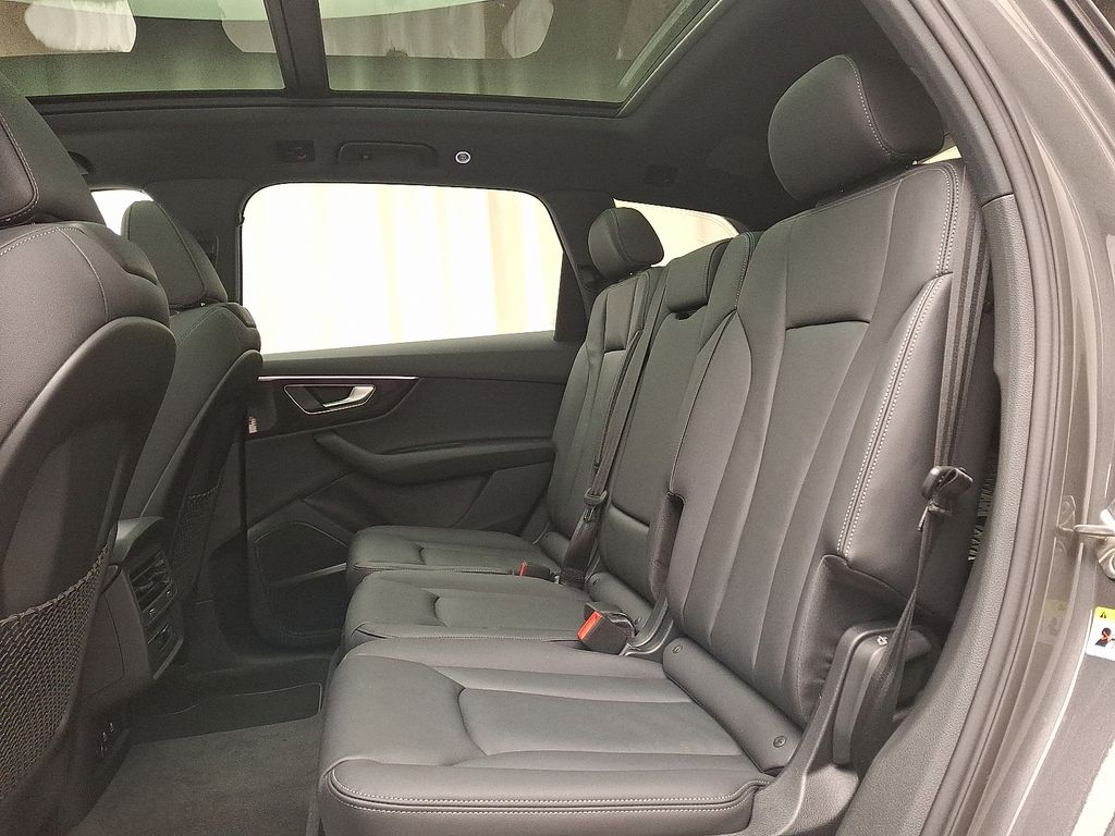 Thumbnail: 2026 Audi Q7 - 6