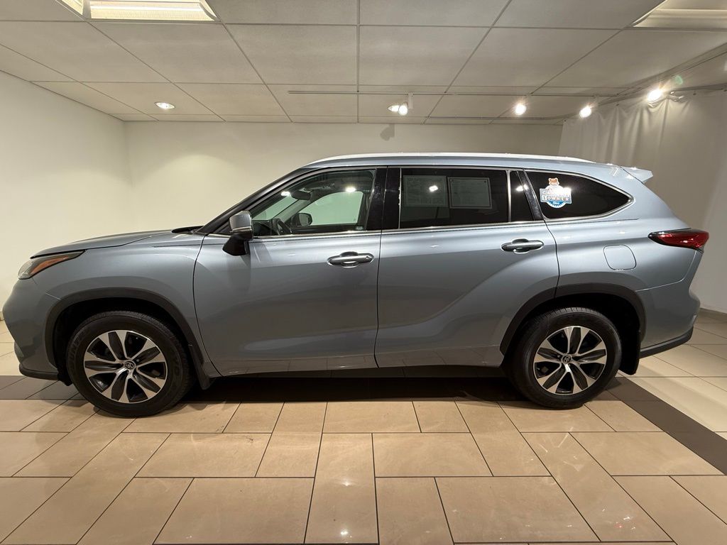 2022 Toyota Highlander XLE 2