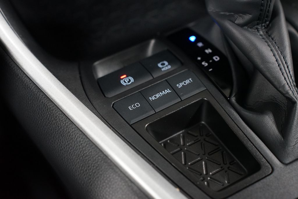 Thumbnail: 2025 Toyota RAV4 - 22