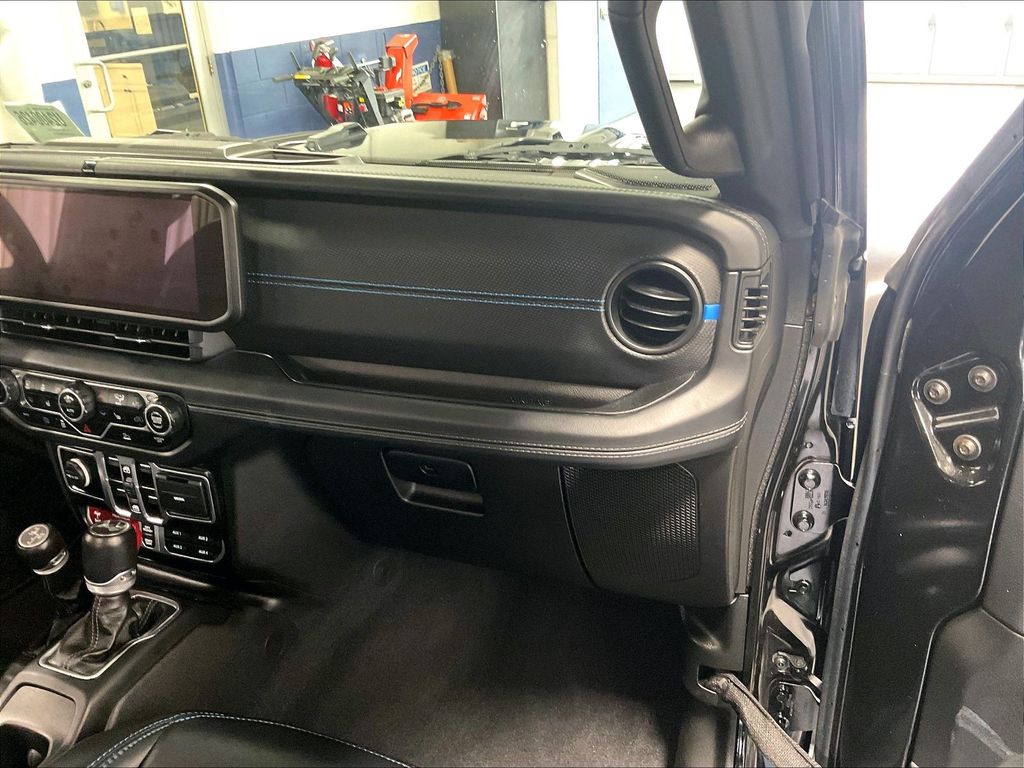 2024 Jeep Wrangler — photo 13