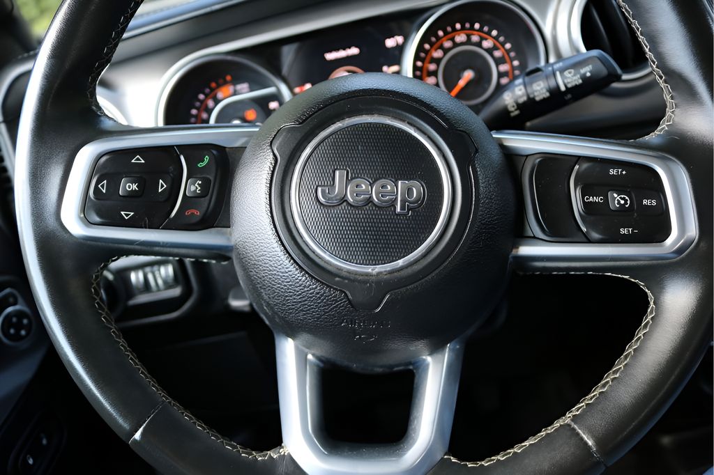Used 2019 Silver Jeep Unlimited Sahara image 22