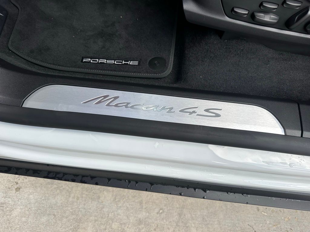 Thumbnail: 2026 Porsche Macan - 23