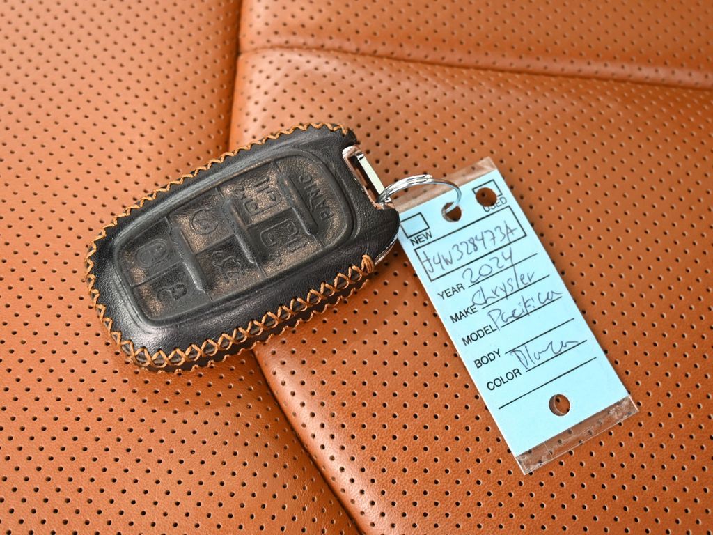 Used 2024 Bright White Clearcoat Chrysler Pinnacle image 33