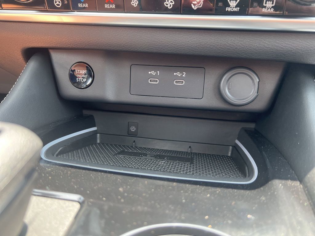 2025 Everest White Pearl/Super Black Nissan Rogue Platinum FWD SUV