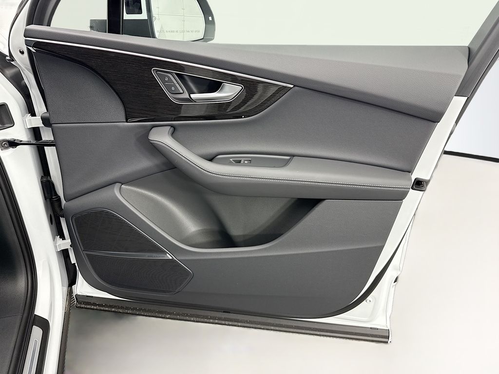 Thumbnail: 2026 Audi Q7 - 24