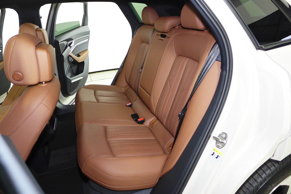 Thumbnail: 2022 Audi e-tron - 21