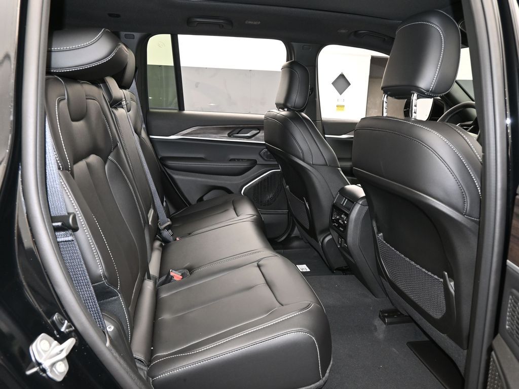 New 2026 Diamond Black Crystal Pearlcoat Jeep Limited image 36